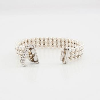 Bracelet 18K white gold with cultured pearls and round brilliant-cut diamonds.