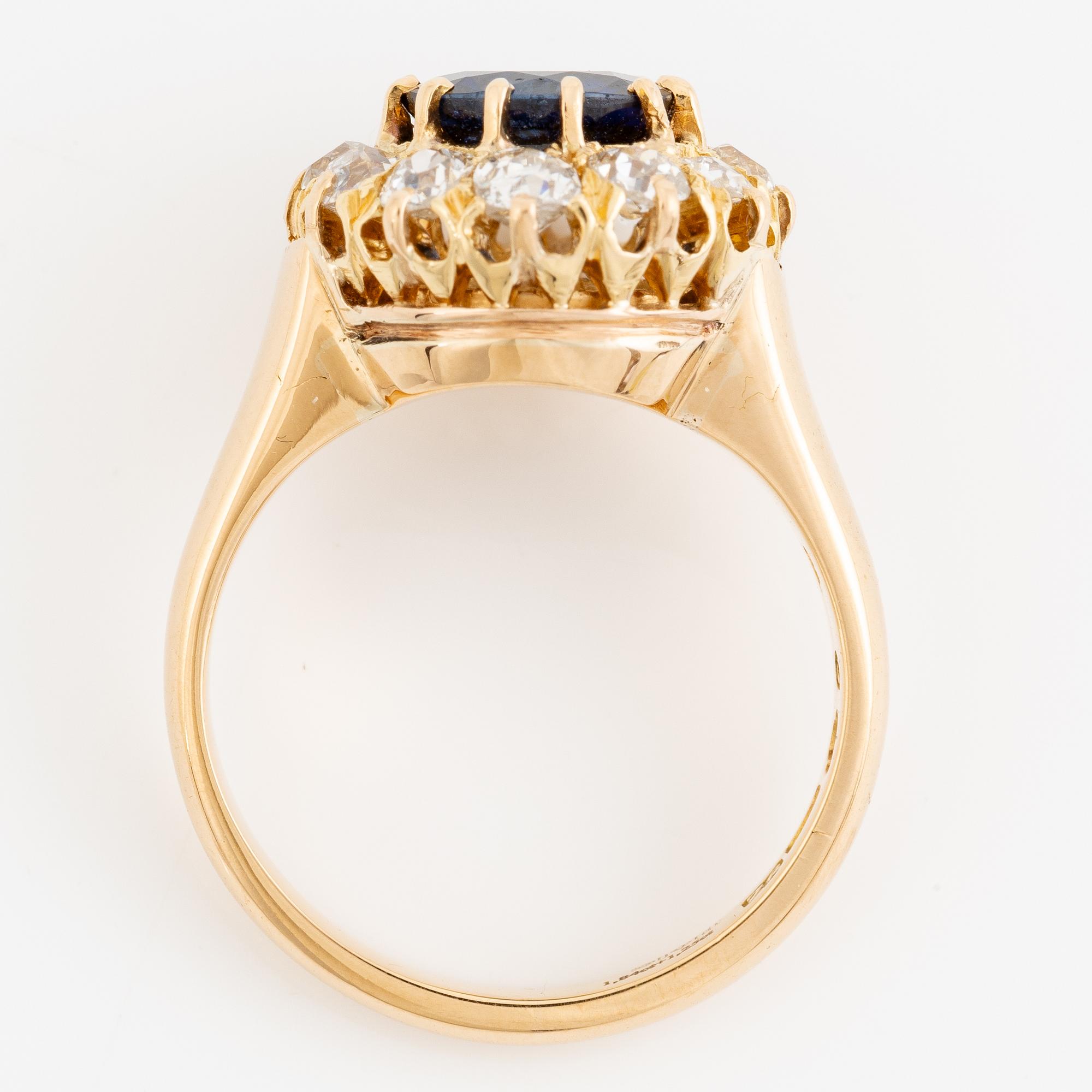 Ring carmosé, 18K guld med safir och gammalslipade diamanter.