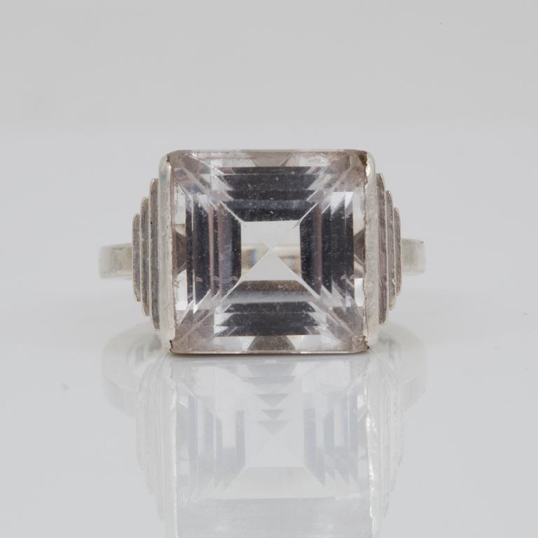 RING, silver och bergkristall, Wiwen Nilsson, Lund, 1950. Total vikt 10 g.