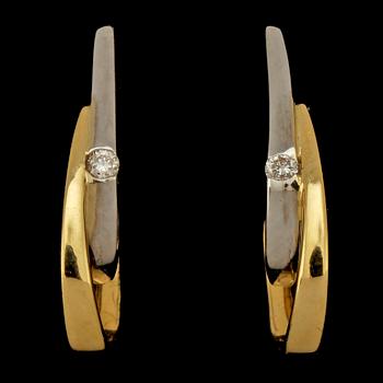 ÖRHÄNGEN, ett par, 18k guld och vitguld med 2 små briljantslipade diamanter, Hallbergs guld, 1900/2000-tal. Vikt 3 g.