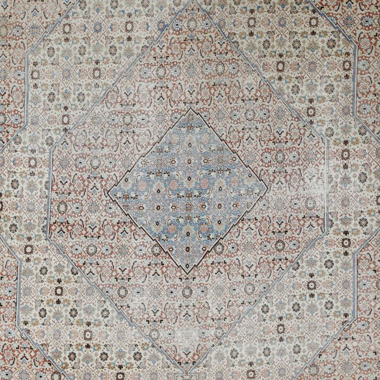 MATTA, antik Täbris. Ca 409 x 307 cm.