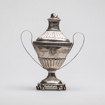 STRÖSOCKERSKÅL, silver, Peter Pihl, Västervik, 1800. Vikt ca 827 g.
