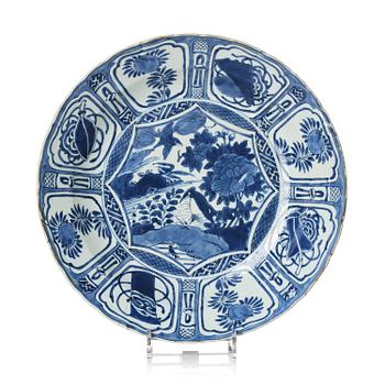 1330. A large blue and white dish, Ming dynasty, Wanli (1572-1620).