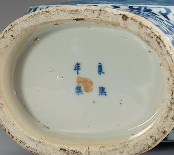 PILGRIMSKRUS, porslin. Qing dynastin, 1800-tal.