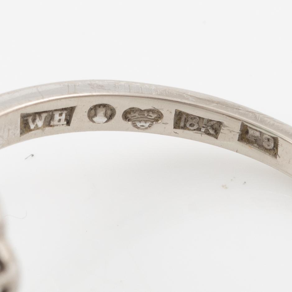 Ring 18K white gold with emerald and brilliant-cut diamonds.