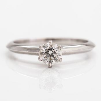 Tiffany & Co, A platinum ring with a ca. 0.41 ct diamond. Marked Tiffany & Co, 19178048.