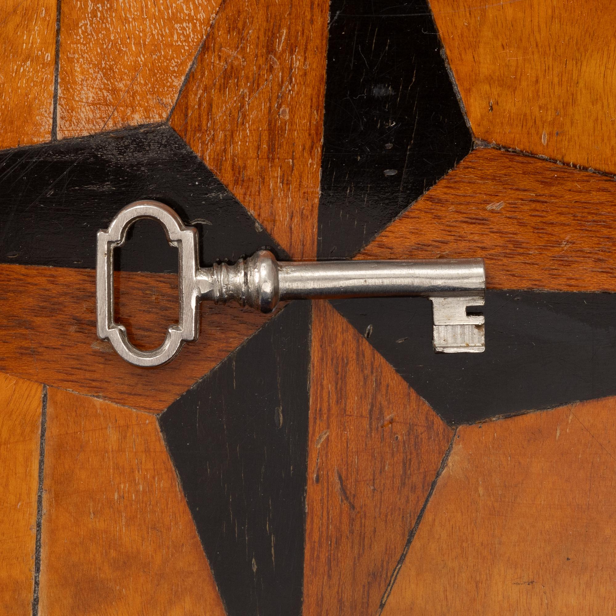A chest of drawers, 19th century.
