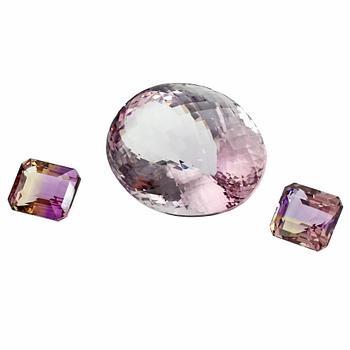 ÄDELSTENAR, 3 st, en ametist, 104.05 ct samt  2 ametriner, fasettslipade, 1900/2000-tal.