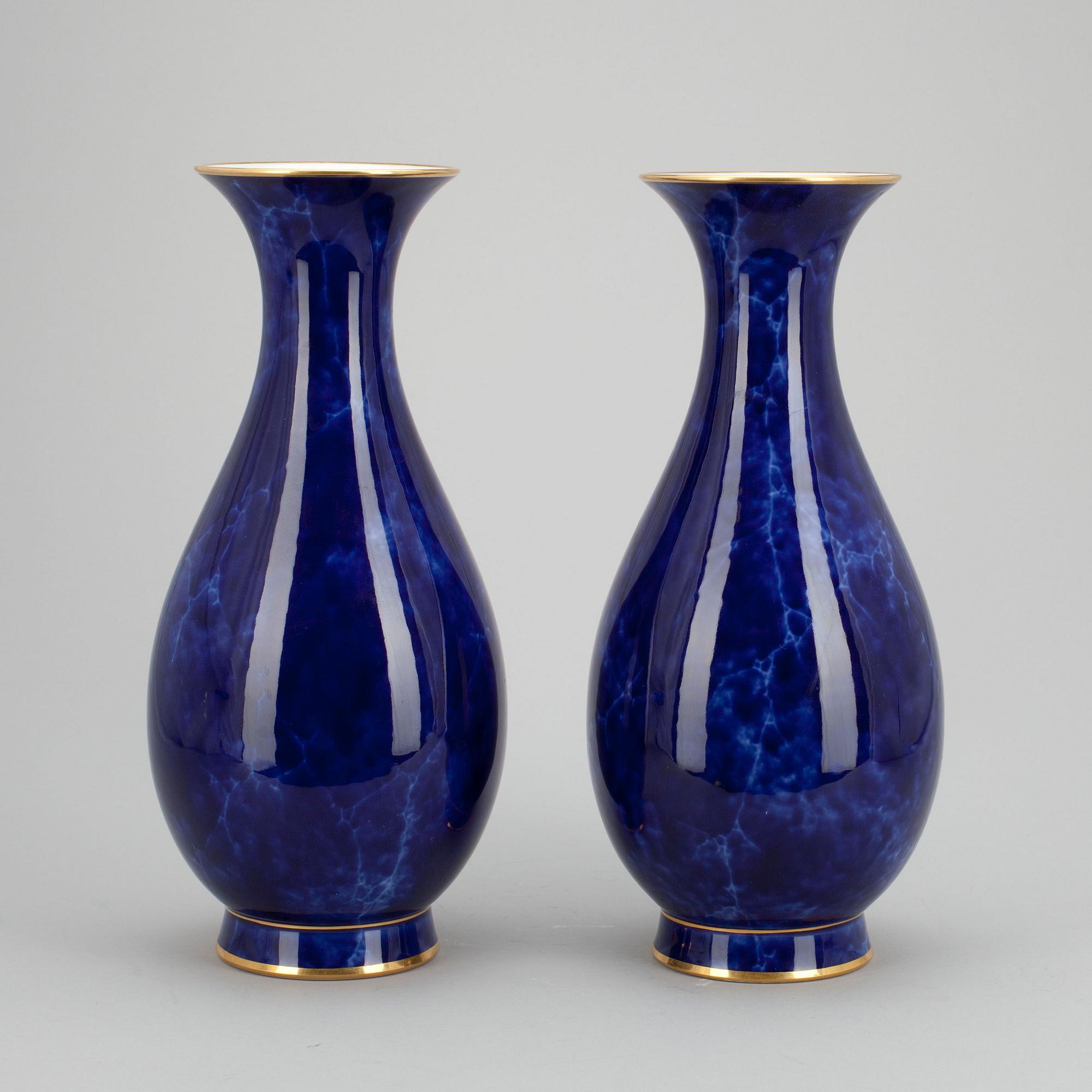 VASER, ett par, porslin, Sèvres, Frankrike 1880.