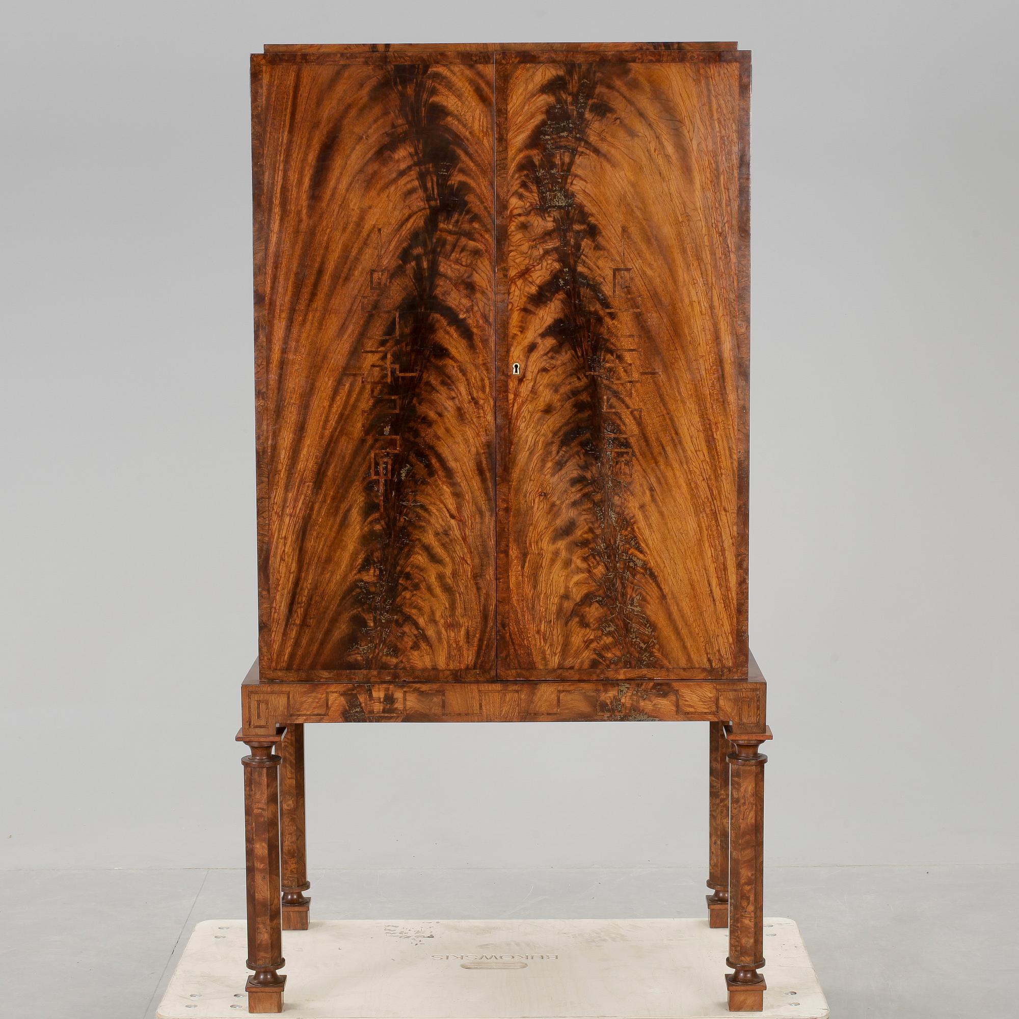 SKJORTSKÅP, 1900-talets första hälft.