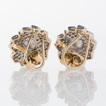 ÖRHÄNGEN, 18K guld samt vitguld med briljantslipade diamanter ca 1.80 ct samt odlade pärlor.