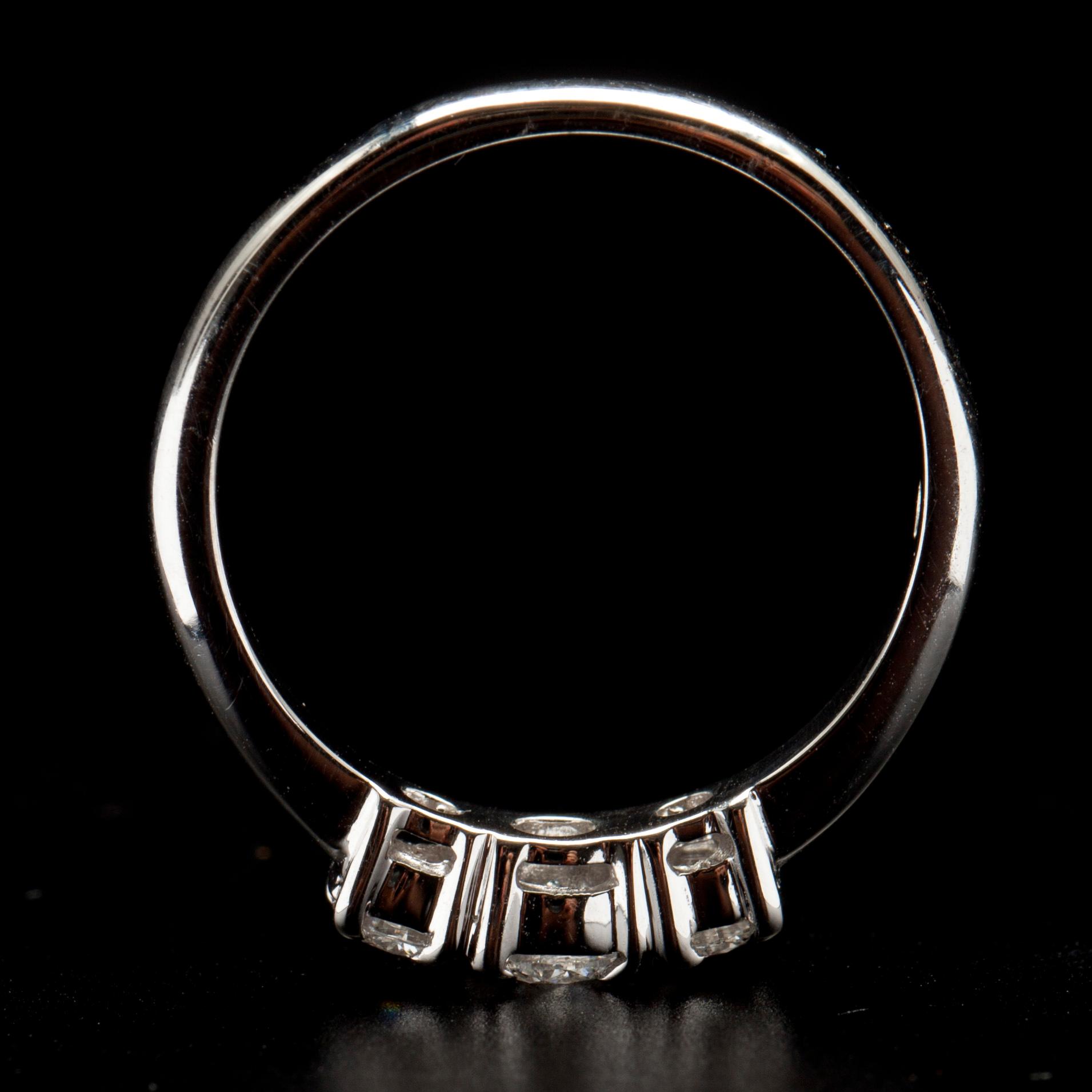 RING, vitguld 18K, briljantslipade diamanter 0,25 ct, 2 x 0,14 ct, tot. 0,53 ct. Vikt 3,9 g. Intyg.