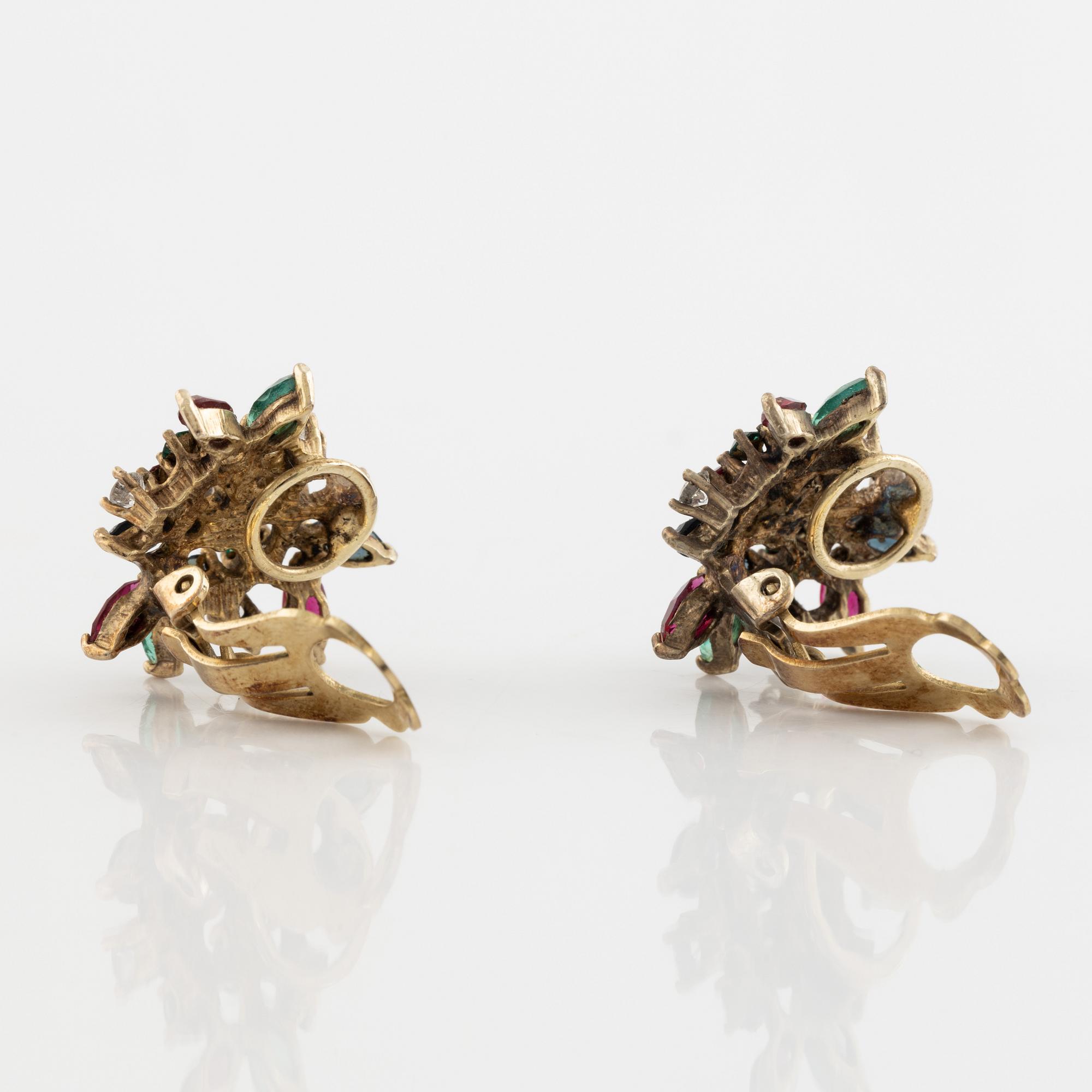 Costume jewellery earrings with paste.