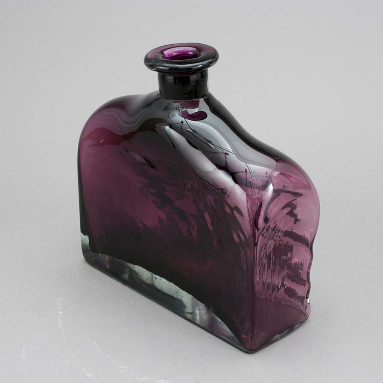 VAS, glas, möjligen Lars Hellsten, etikettmärkt Orrefors.