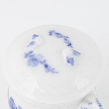 Crèmekoppar 12 st, samt fem fat, "Blå blomst", porslin, Royal Copenhagen, Danmark.