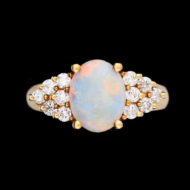 RING, 18k guld, vit cabochonslipad opal o briljantslipade diamanter tot ca 0,50ct. Vikt 7g.