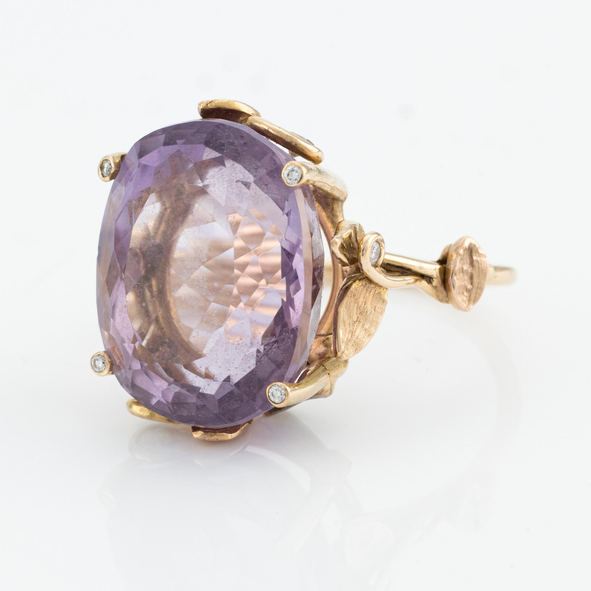 Ring 18K guld med en ametist och runda briljantslipade diamanter, Mandelstam.