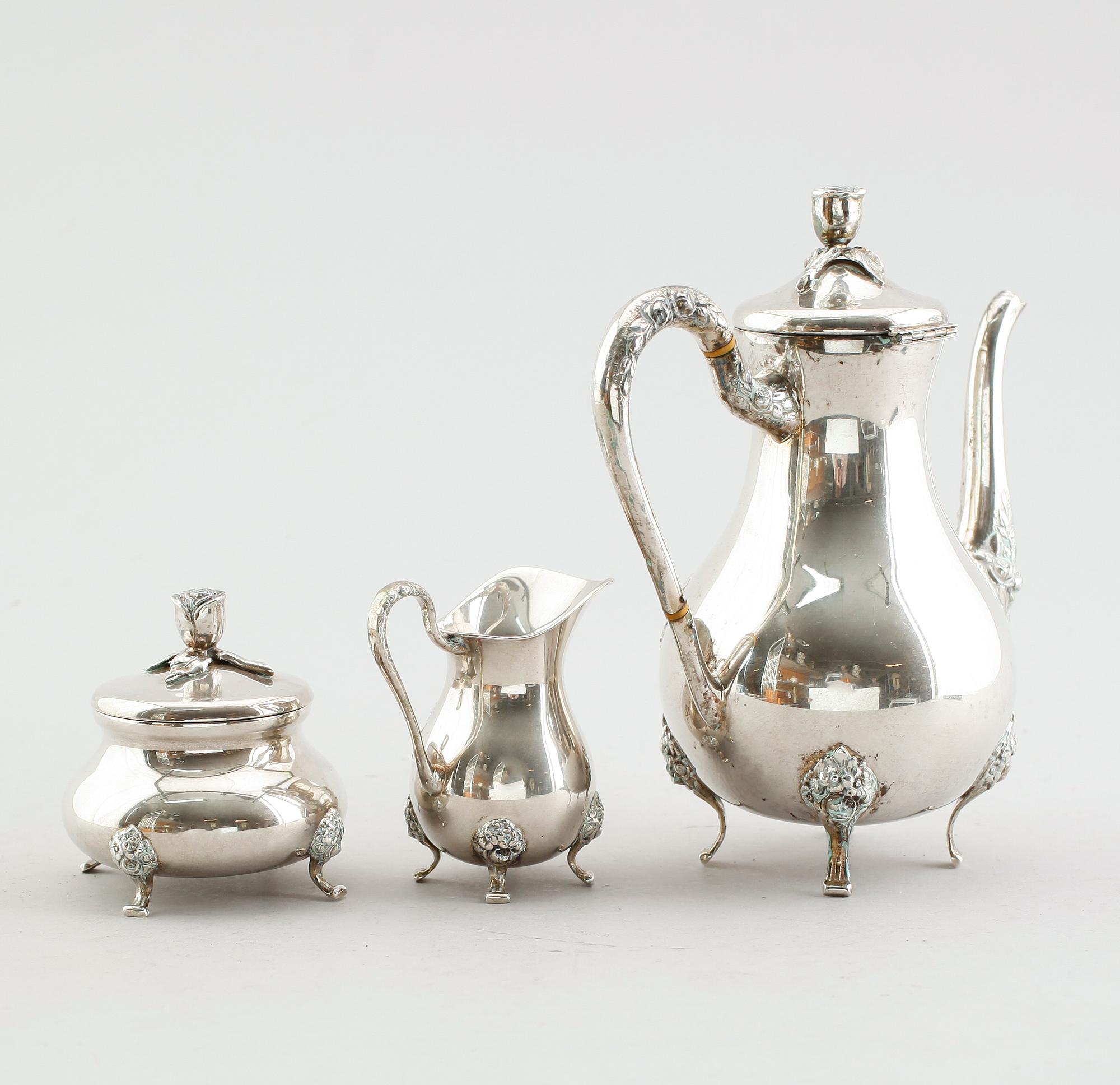 KAFFESERVIS, 3 delar, silver, svenska importstämplar, 1900-talets första hälft. Vikt ca 865 gram.
