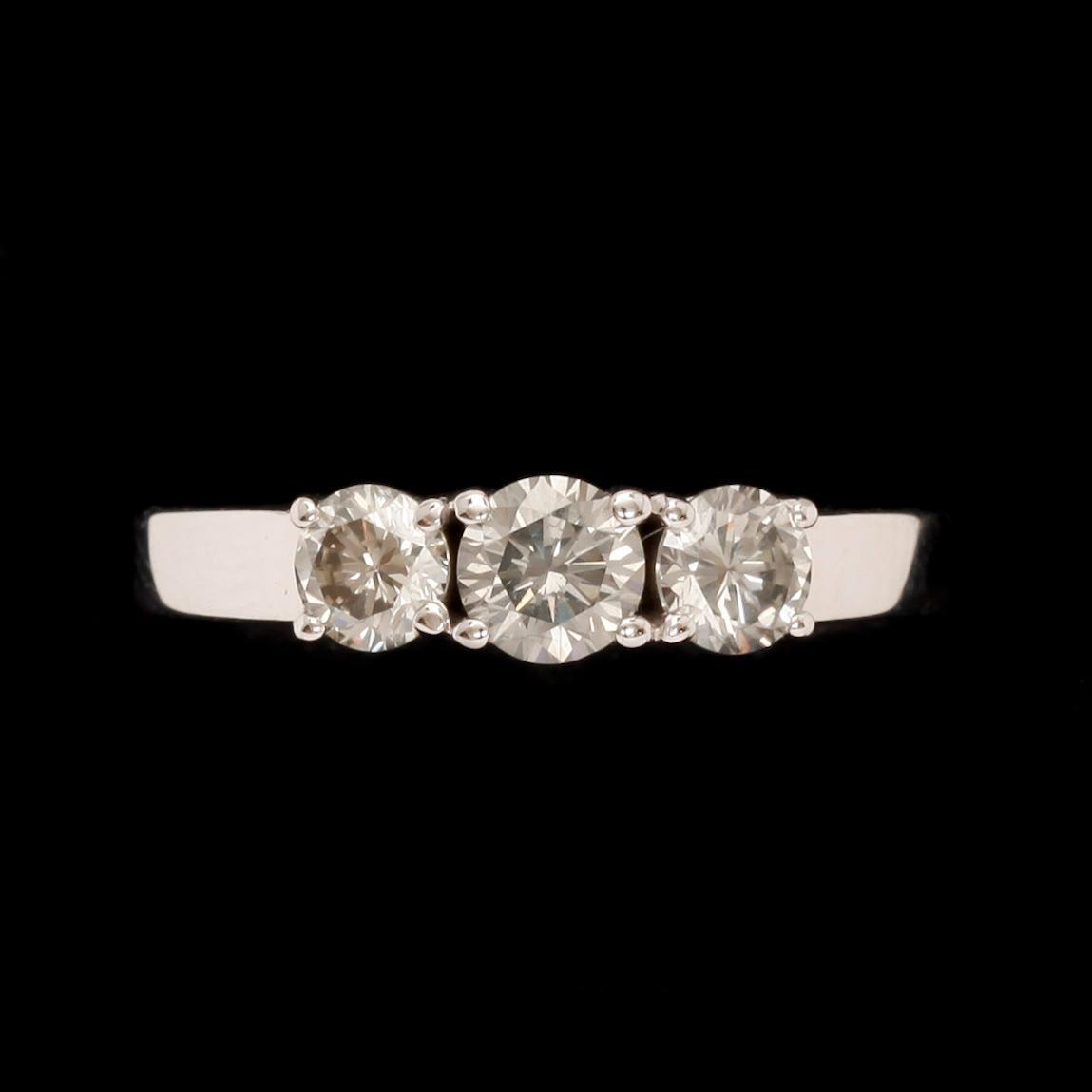RING, 14k vitguld med tre briljantslipade diamanter, tot ca 1 ct. Vikt 3,5 g.