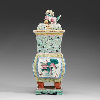 494. A large porcelain censer with cover and stand, Qing dynasty, 19th Century.