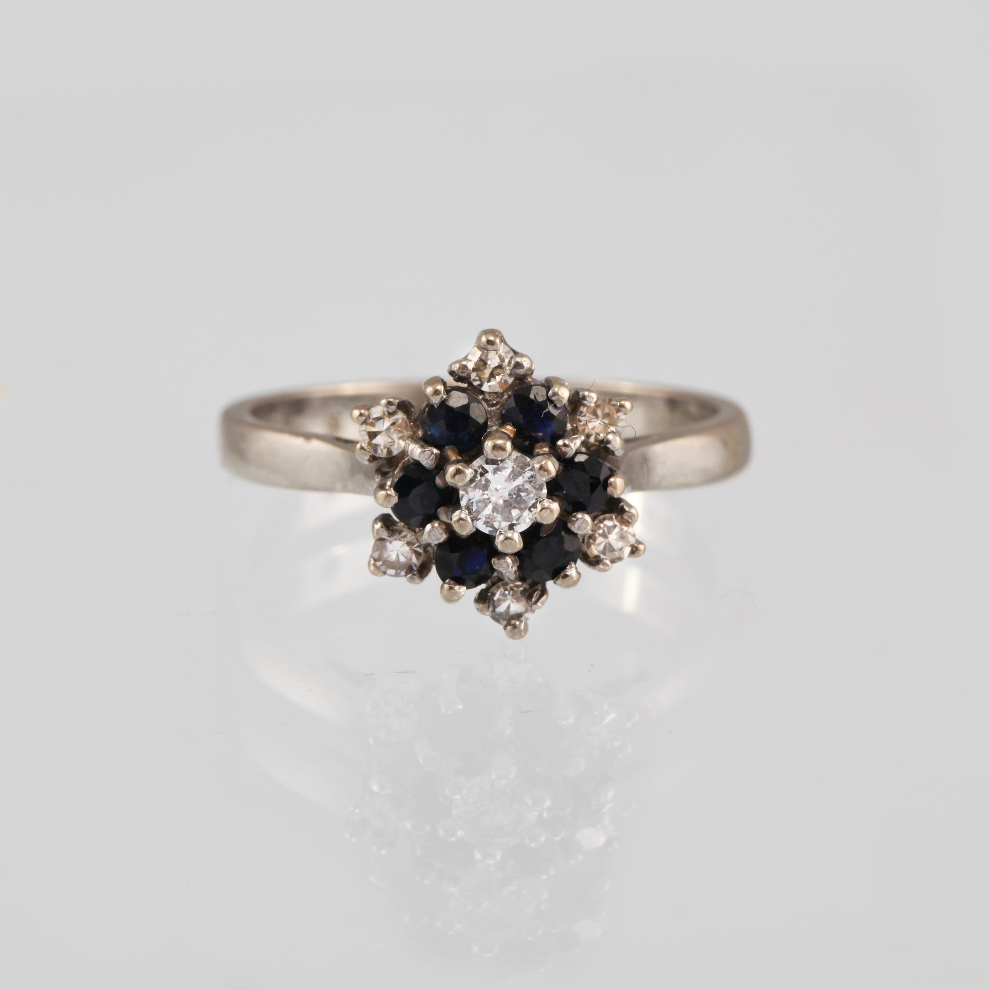 RING, 18K vitguld med en briljantslipad och 6 åttkantslipade diamanter och 6 fasettslipade blåsafirer. Vikt 3,9 gram.