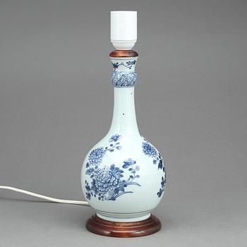 BORDSLAMPA, porslin, Kina, Qingdynastin, Qianlong (1735-1796).