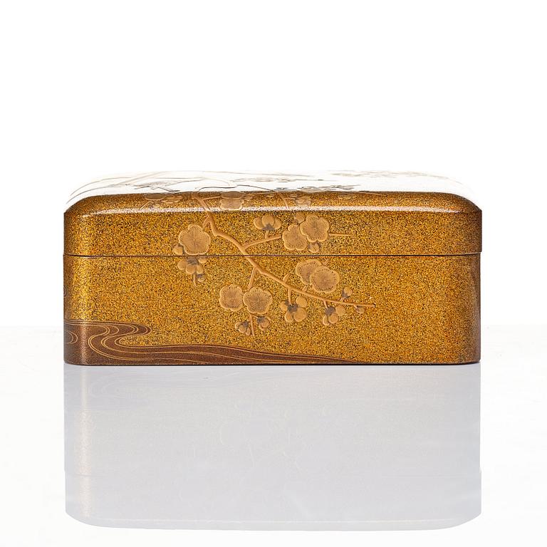 A Japanese lacquered bowl, box with cover and handle, 19th Century.