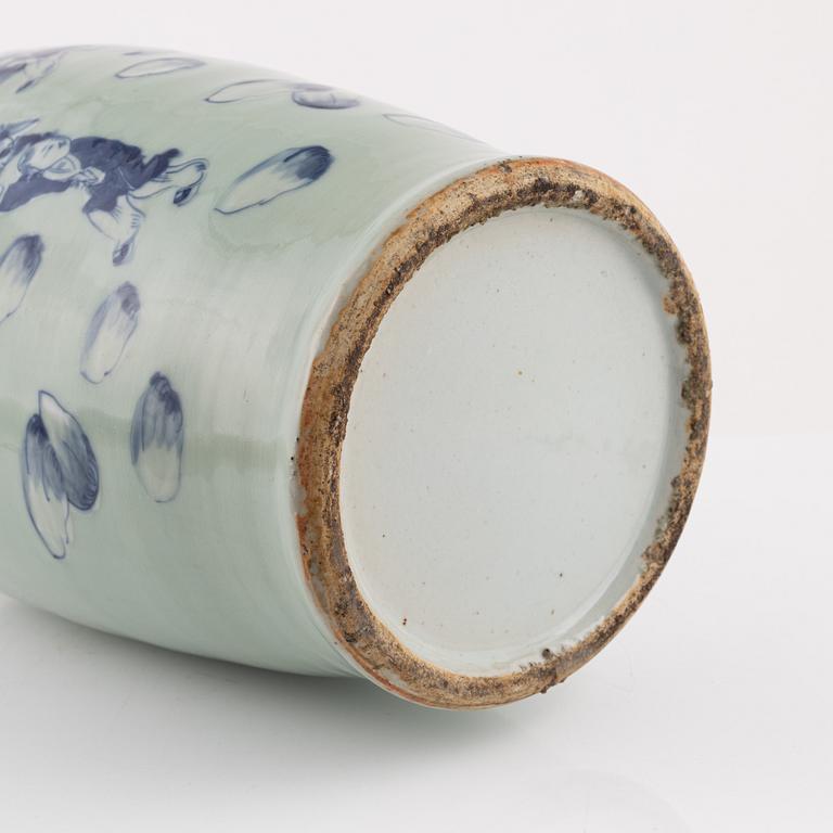 A Chinese porcelain vase, Qing dynasty, late 19th Century.