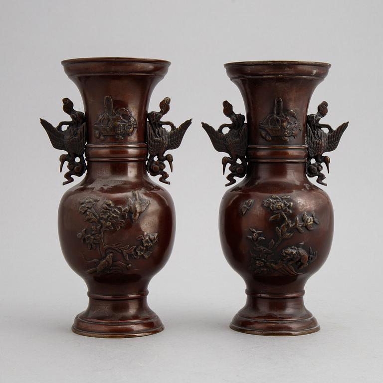 Vaser, ett par, koppparlegering. Japan, Meiji (1868-1912).
