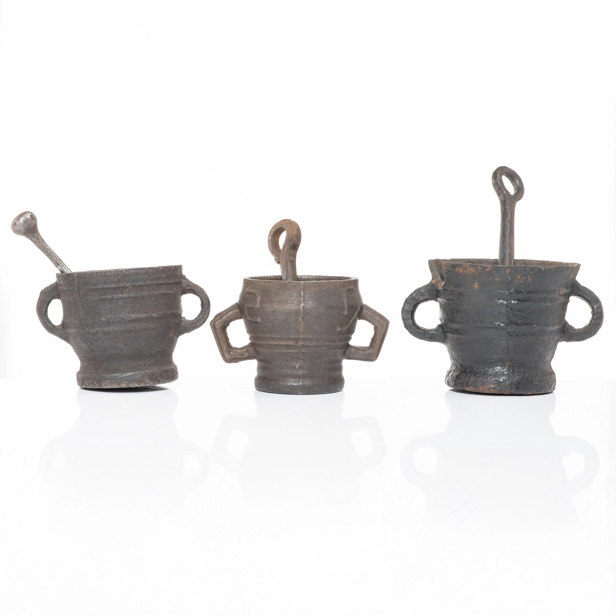 A set of three cast-iron mortars with pestles, 17th / 18th century.