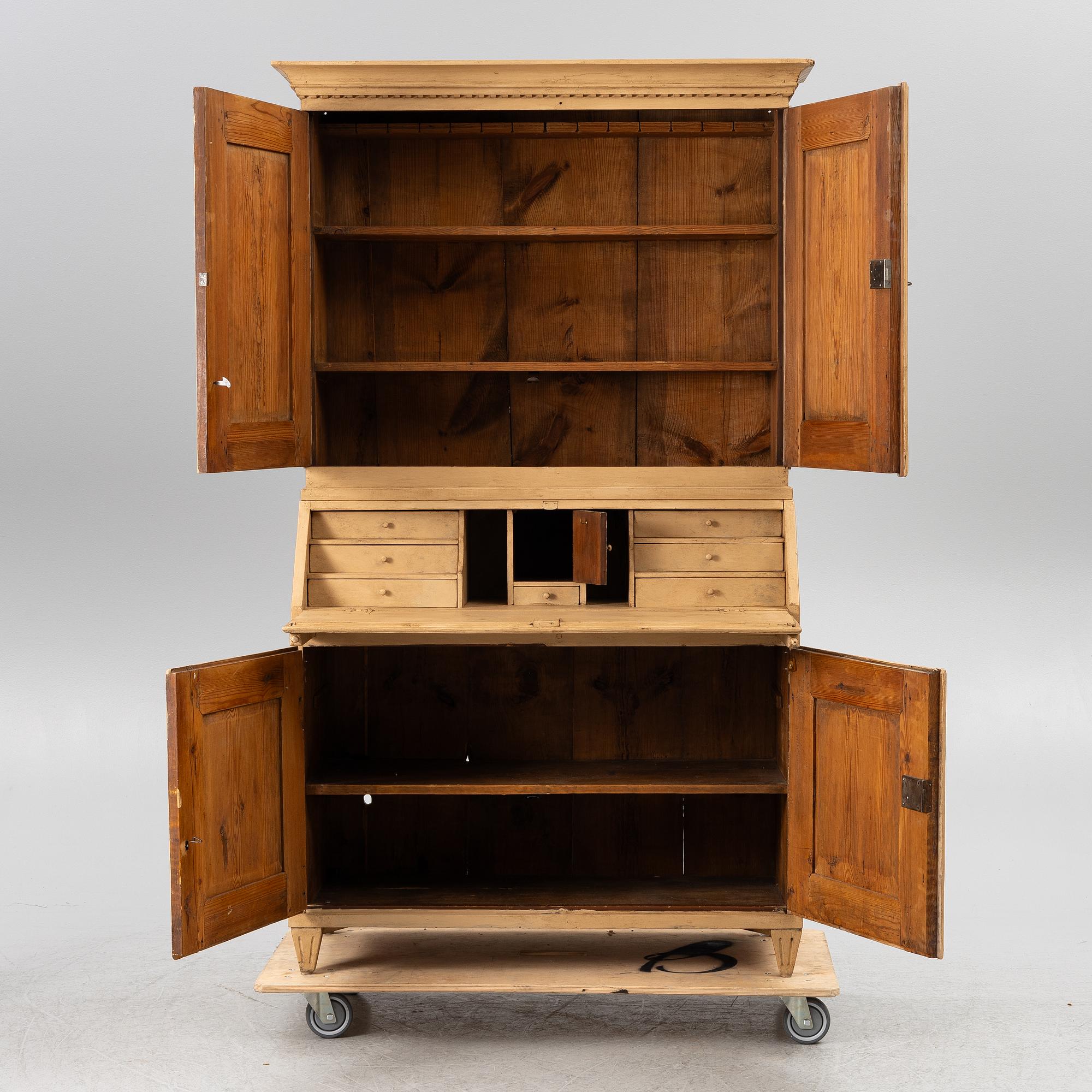 Skåp, gustavianskt, omkring år 1800.