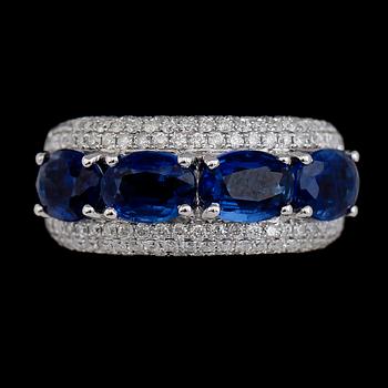 RING, 18 k vitguld, 4 blå kyaniter tot ca 3,85 c toch briljantslipade diamanter tot ca 0.89 ct.