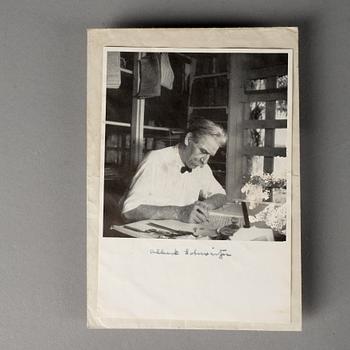 ALBERT SCHWEITZER (1875-1965), signerat foto.