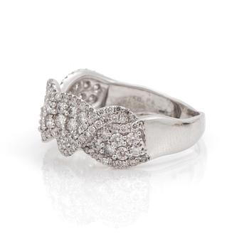 A brilliant cut diamond ring. Total carat weight circa 1,56 cts.