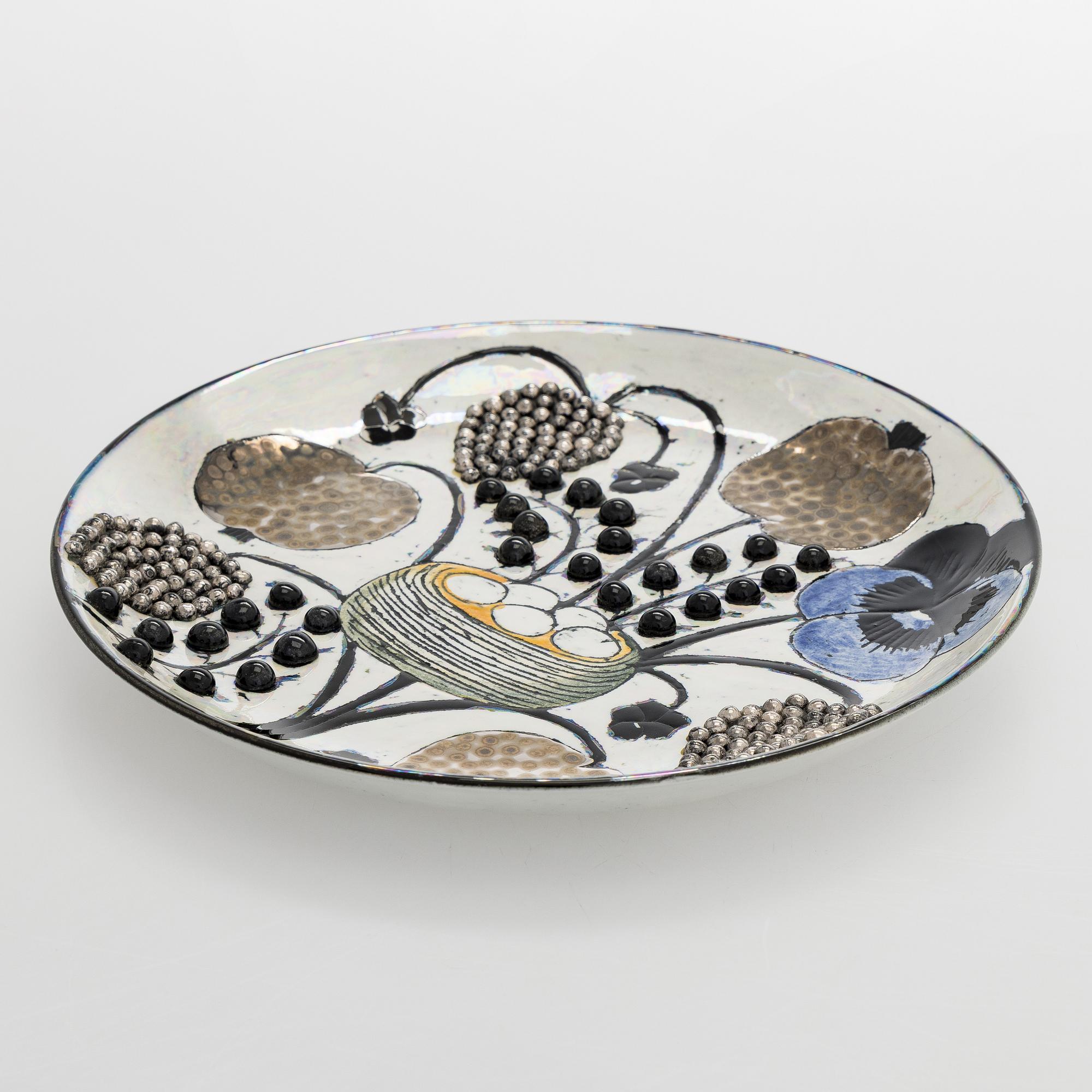 Birger Kaipiainen, a decorative ceramic plate, signed Kaipiainen Arabia.