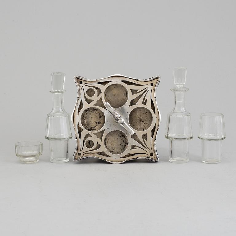 BORDSSURTOUT, silver 830/1000, för fyra behållare i glas, okänd mästare, jugend, tidigt 1900-tal.
