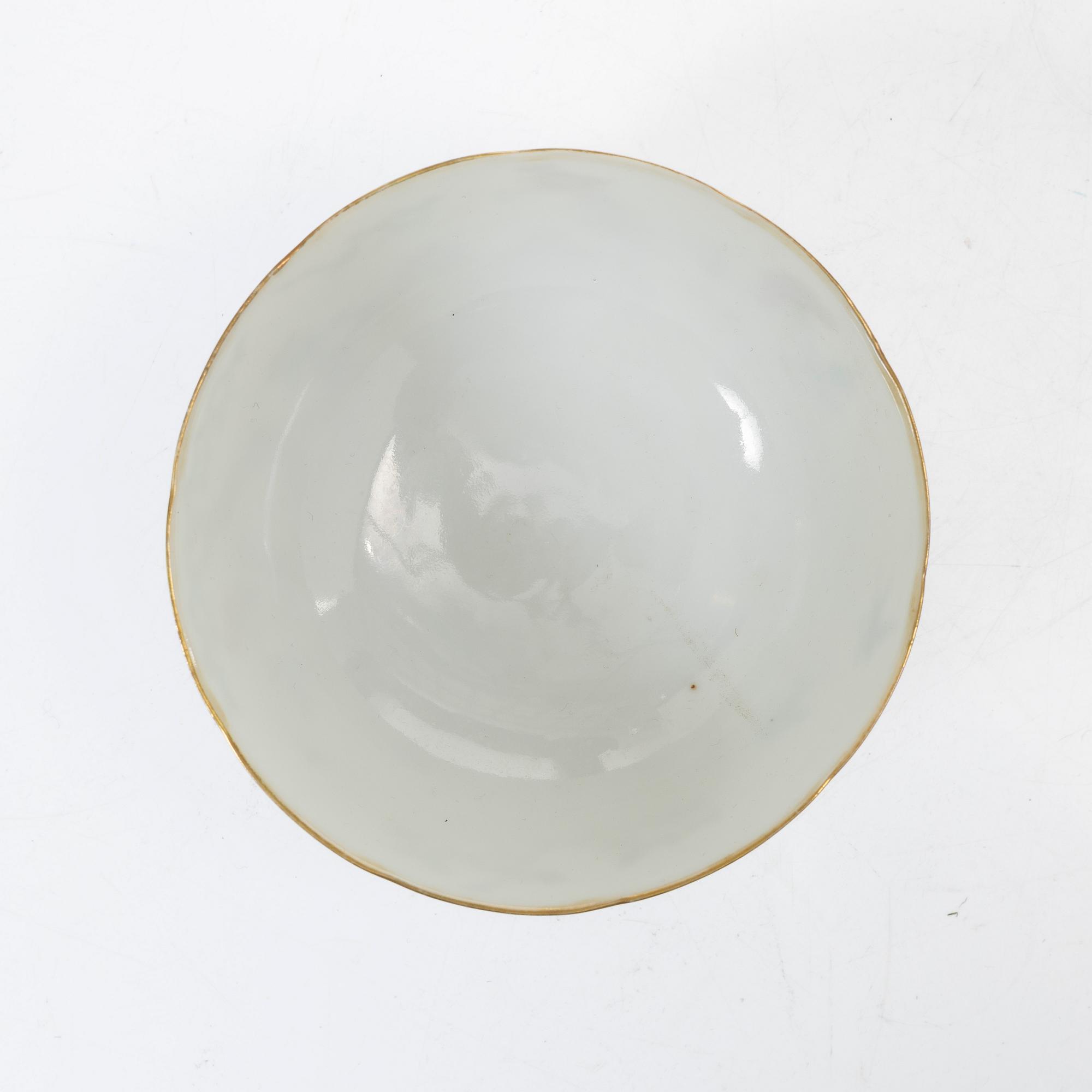 Skålar, tre stycken, samt litet blåvitt ytterfoder och lackask, porslin, Qingdynastin, 1800-tal.