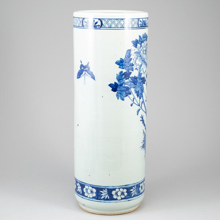 A large blue and white floor vase, Qing dynasty, late 19th/early 20th century.