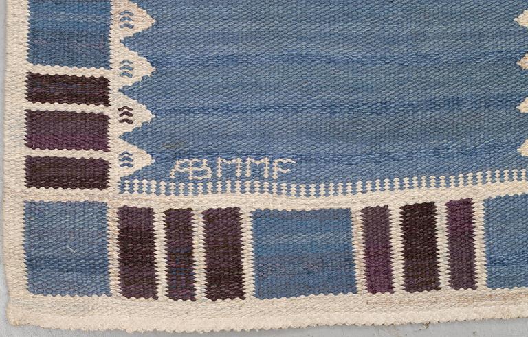 Barbro Nilsson, Matta, "Salerno blå med enkel bård", rölakan, ca 332 x 212 cm, signerad AB MMF BN.