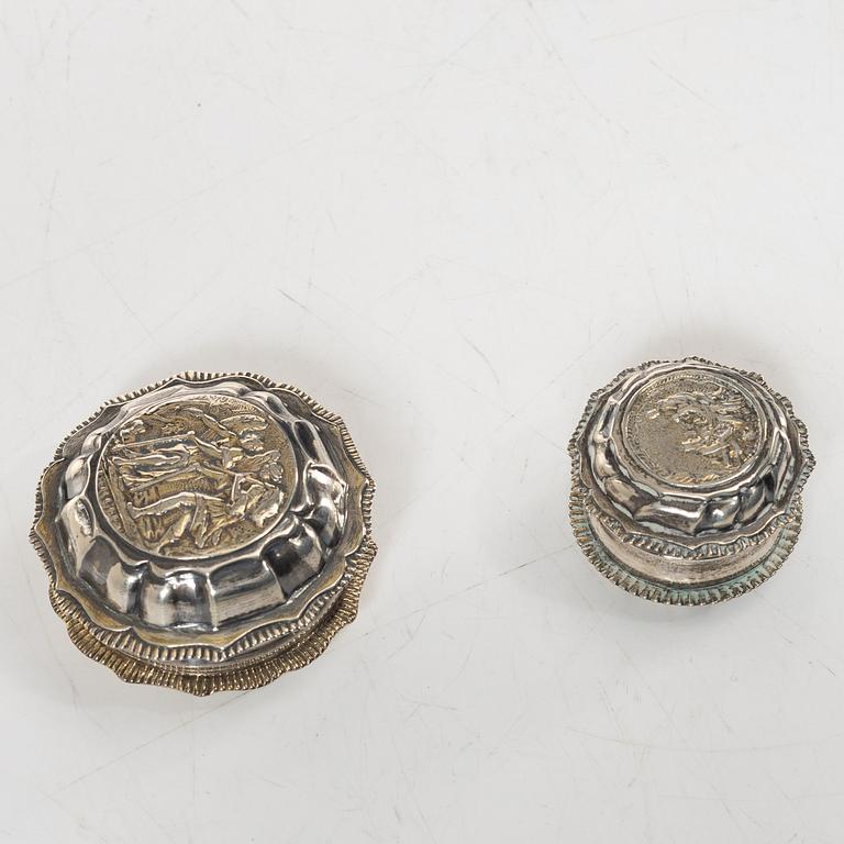 Kyrkdosor, 2 st, silver, Anders Schotte, Uddevalla 1777 och Johan Malmstedt, Göteborg 1816.