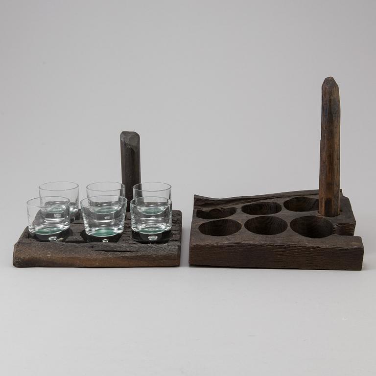 WHISKEYSTÄLL, 2 st svartek från Riksvasa, med GLAS, 6 st, glas, Kosta, 1900-tal.