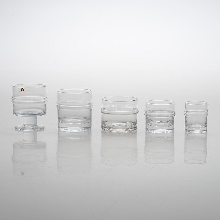 Timo Sarpaneva, glasuppsättning, glas, 52 delar, "Droppring" för Iittala. Formgiven 1963.