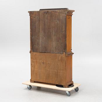 Överskåp, 1700-tal med underskåp, 1900-talets första hälft.
