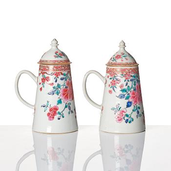Kaffekannor med lock, ett par, porslin. Qingdynastin, Qianlong (1736-95).