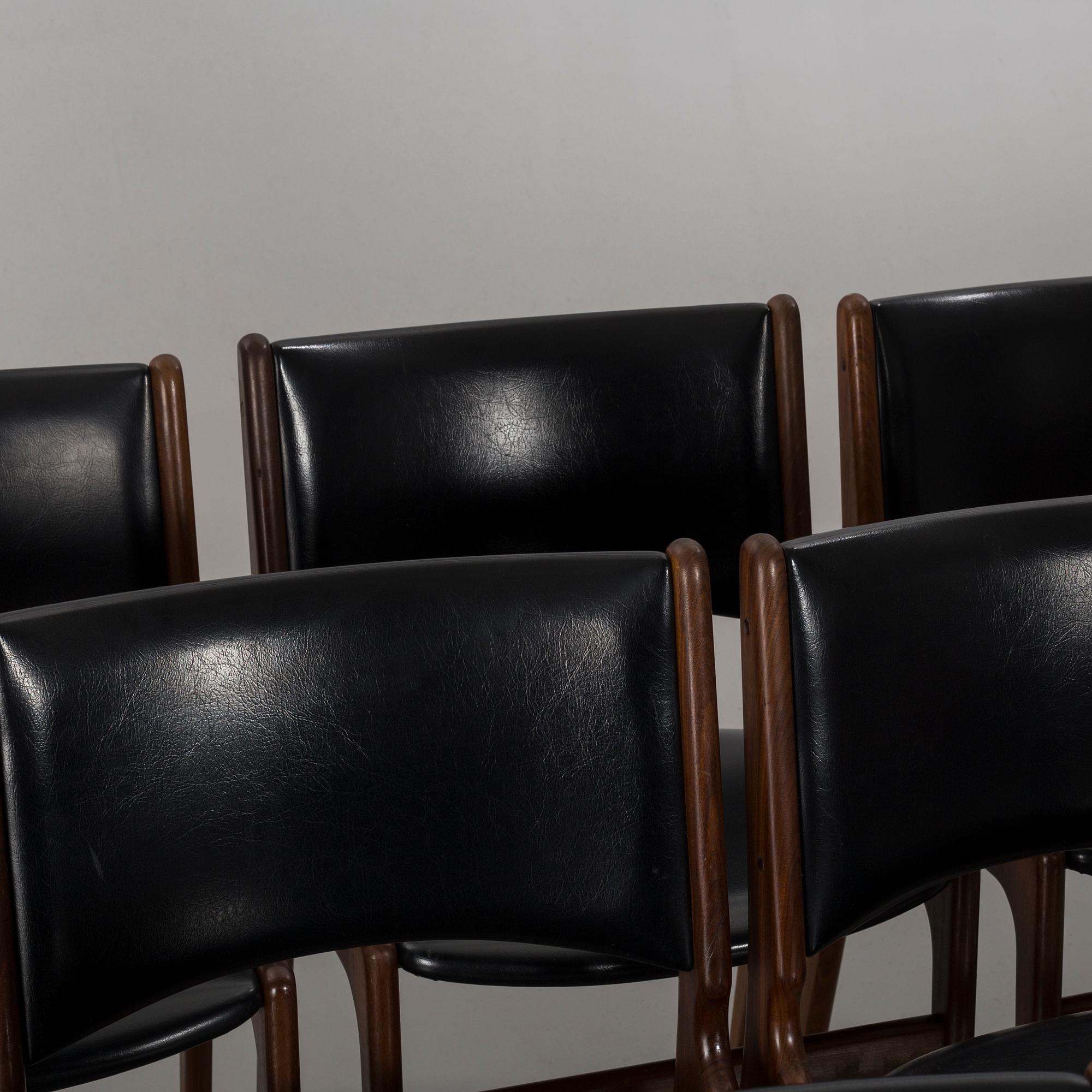 A SET OF 8 CHAIRS FROM JOHANNES ANDERSEN FOR  Uldum Mobelfabrik, Denmark.