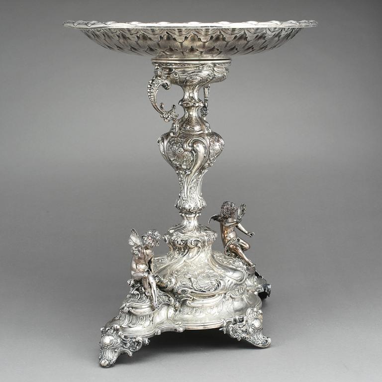 UPPSATSSKÅL, 830 silverhalt, C F Carlman, nyrokoko, Stockholm, 1891. Vikt ca 2560 g.