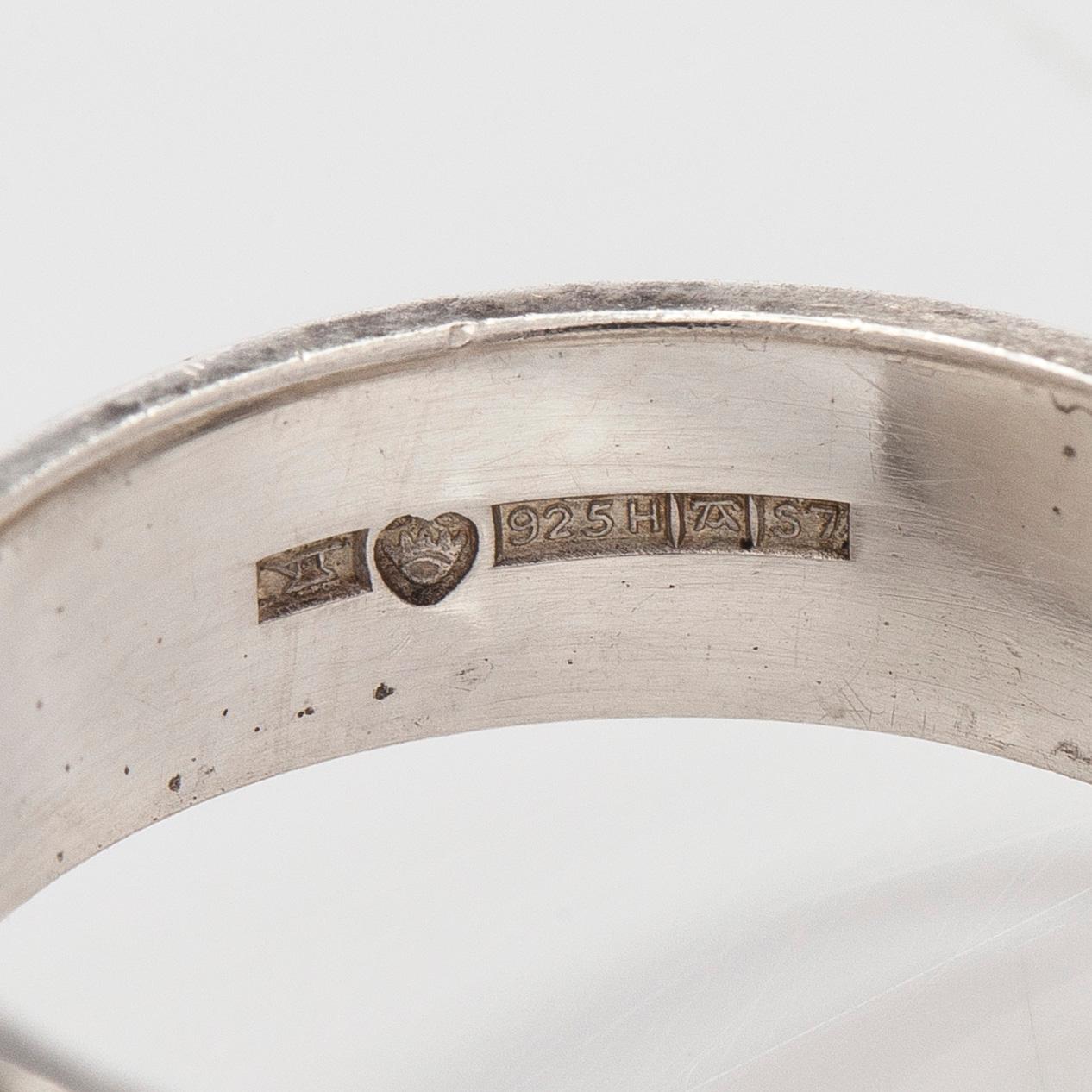 Elis Kauppi, sormus, hopeaa ja karneoli. Kupittaan Kulta, Turku 1971.