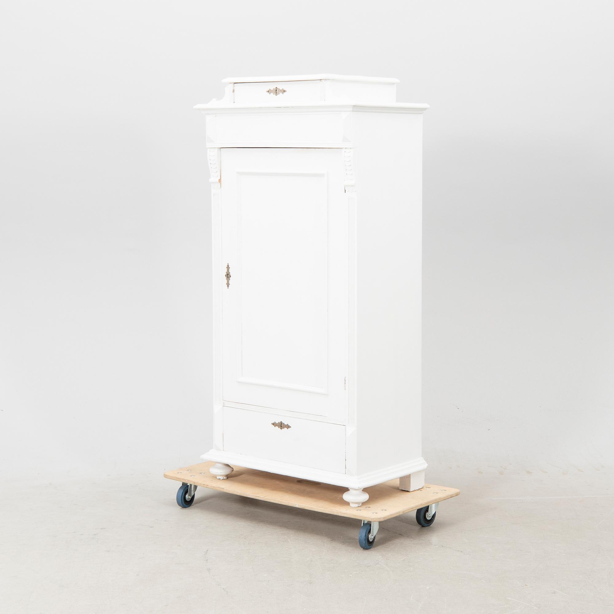 Skåp omkring 1900 Bröderna Troedsons Bjärnum.