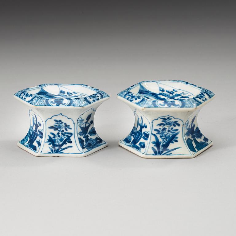 A pair of blue and white salts, Qing fynasty Kangxi (1662-1722).