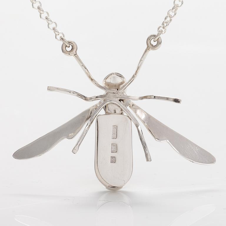 KAULAKORU ”Pistiäinen”, sterlinghopeaa, dichroiclasia. Ru Runeberg 2019.